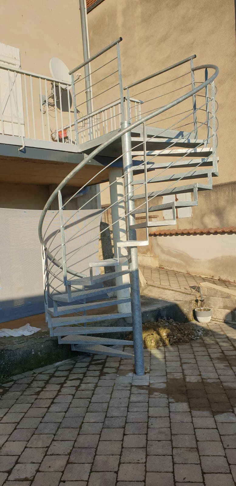 Escalier sur mesure realise par Profiler Metal Solutions en Moselle